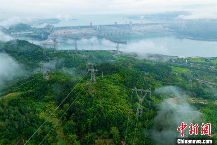 三峽輸電線路。　何偉 攝